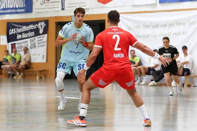 10 08 2025, xgox, Handball Heide Cup match for 5th place VfL Gummersbach Kolstad Handbold emspor, v l Julian Koester Köster, Gummersbach, 7 , Adam Blanche Kolstad, 2 duel, duel, fight, tackle Schneverdingen