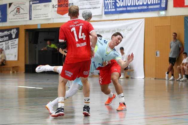 10 08 2025, xgox, Handball Heide Cup match for 5th place VfL Gummersbach Kolstad Handbold emspor, v l Magnus Gullerud Kolstad, 14 , Ole Pregler Gummersbach, 23 , Adam Blanche Kolstad, 2 duel, duel, fight, tackle Schneverdingen