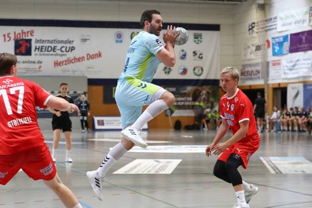 10 08 2025, xgox, Handball Heide Cup match for 5th place VfL Gummersbach Kolstad Handbold emspor, v l Teitur Orn Einarsson Gummersbach, 14 throws goal, goal scorer, scores goal, scores the goal Schneverdingen