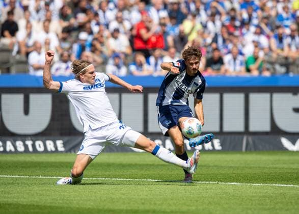 Soccer, Men, Season 2025 2026, 2 Bundesliga 2 Matchday , Hertha BSC Karlsruher SC, v l David Herold Karlsruher SC , Maurice Krattenmacher Hertha BSC , 10 08 2025, Copyright: xSebastianxRäppold MatthiasxKochx