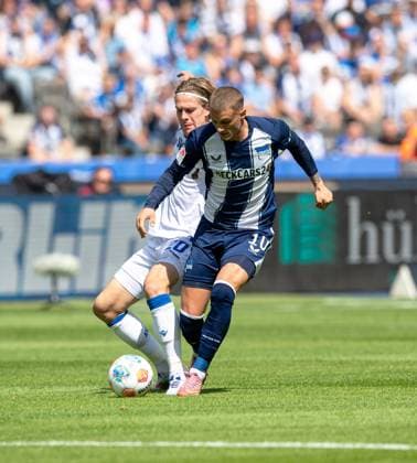 Soccer, Men, Season 2025 2026, 2 Bundesliga 2 Matchday , Hertha BSC Karlsruher SC, v l David Herold Karlsruher SC , Michael Cuisance Hertha BSC , 10 08 2025, Copyright: xSebastianxRäppold MatthiasxKochx