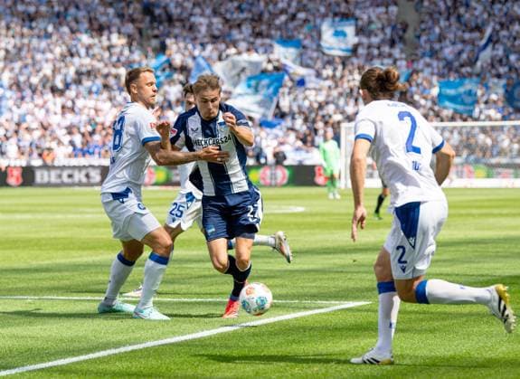 Soccer, Men, Season 2025 2026, 2 Bundesliga 2 Matchday , Hertha BSC Karlsruher SC, v l Marcel Franke Karlsruher SC , Marten Winkler Hertha BSC , Sebastian Jung Karlsruher SC , 10 08 2025, Copyright: xSebastianxRäppold MatthiasxKochx