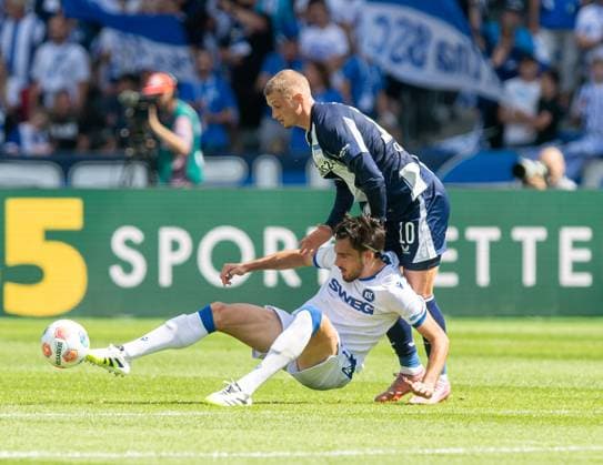 Soccer, Men, Season 2025 2026, 2 Bundesliga 2 Matchday , Hertha BSC Karlsruher SC, v l Roko Simic Karlsruher SC , Michael Cuisance Hertha BSC , 10 08 2025, Copyright: xSebastianxRäppold MatthiasxKochx