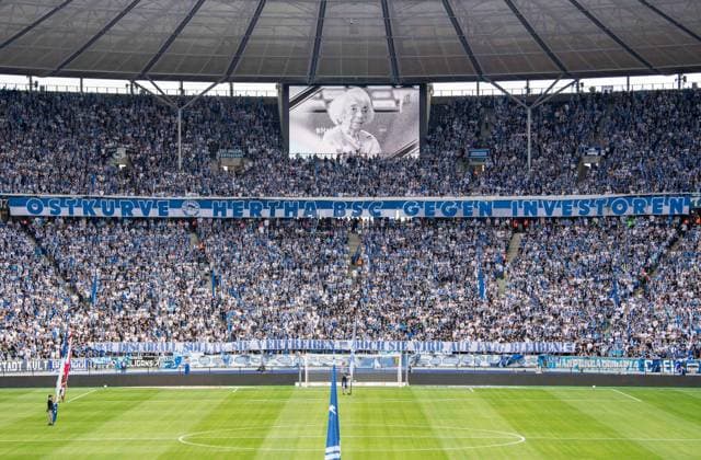Soccer, Men, Season 2025 2026, 2 Bundesliga 2 Matchday , Hertha BSC Karlsruher SC, before the match the Holocaust survivor Margot Friedländer was commemorated, 10 08 2025, Copyright: xSebastianxRäppold MatthiasxKochx