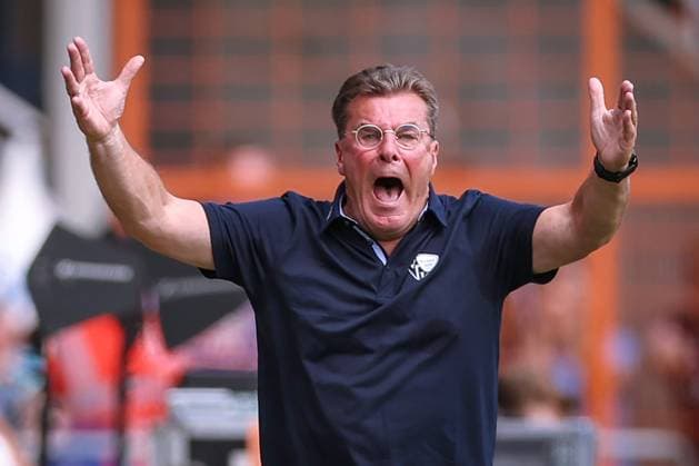 Sport Bilder des Tages 10.08.2025, Fußball, VfL Bochum - SV Elversberg, 2. Fußball Bundesliga, Vonovia Ruhrstadion, Saison 2025 2026: Cheftrainer Dieter Hecking (VfL Bochum hc) steht gestikulierend am Spielfeldrand DFB regulations prohibit any use of photographs as image sequences and or quasi-video. Nordrhein-Westfalen Deutschland *** 10 08 2025, Football, VfL Bochum SV Elversberg, 2 Fußball Bundesliga, Vonovia Ruhrstadion, Saison 2025 2026 Head coach Dieter Hecking VfL Bochum hc stands gesticulating on the sidelines DFB regulations prohibit any use of photographs as image sequences and or quasi video Nordrhein Westfalen Germany