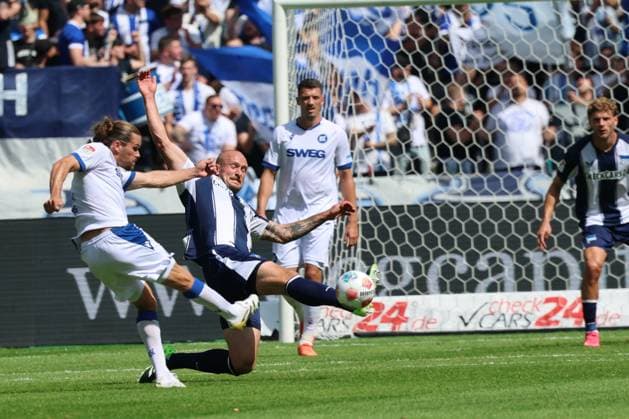 2 Soccer Bundesliga, Hertha BSC Karlsruher SC Toni Leistner Hertha BSC Berlin 37 prevents a shot on goal by Sebastian Jung Karlsruher SC 2 , during the match in the 2 Soccer Bundesliga, Hertha BSC Karlsruher SC in Berlin, Olympiastadion, on 10 08 2025 DFB regulations prohibit any use of photographs as image sequences and or quasi video Copyright: xBEAUTIFULxSPORTS Frankex