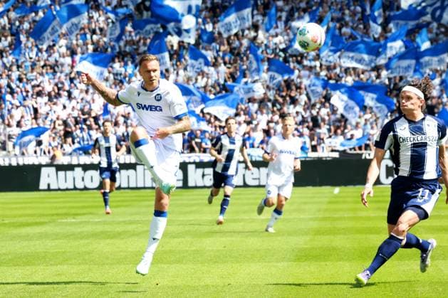 DEU, DFL, 2 FBL, Hertha BSC vs Karlsruher SC, 10 08 2025, Berliner Olympiastadion, Berlin, DEU, DFL, 2 FBL, Hertha BSC vs Karlsruher SC, im Bild Fabian Reese Hertha BSC Berlin 11 , Marcel Franke Karlsruher SC 28 DFL regulations prohibit any use of Photographs as image sequences and or quasi video nordphotoxGmbHx xEngler nph00076