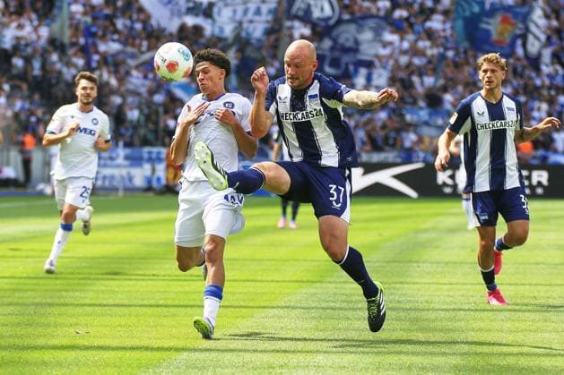 Berlin, Germany, 10 08 2025 Olympiastadion 2 Matchday, Season 2025 26, 2 Soccer Bundesliga Hertha BSC Karlsruher SC Louey Ben Farhat 19, Karlsruher SC and Toni Leistner 37, Hertha BSC fighting for the ball Lilian Egloff 25, Karlsruher SC and Márton Dárdai 31, Hertha BSC look on Copyright: xdtsxNachrichtenagenturx dts_77736