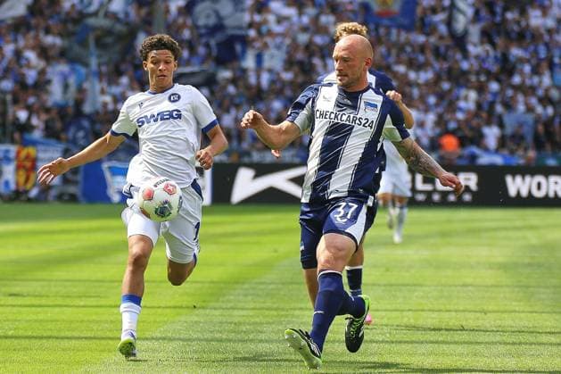 Berlin, Germany, 10 08 2025 Olympiastadion 2 Matchday, Season 2025 26, 2 Soccer Bundesliga Hertha BSC Karlsruher SC Louey Ben Farhat 19, Karlsruher SC and Toni Leistner 37, Hertha BSC fighting for the ball Copyright: xdtsxNachrichtenagenturx dts_77738