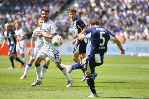 Berlin, Germany, 10 08 2025 Olympiastadion 2 Matchday, Season 2025 26, 2 Soccer Bundesliga Hertha BSC Karlsruher SC Leon Jensen 5, Hertha BSC shoots, Lilian Egloff 25, Karlsruher SC watches Copyright: xdtsxNachrichtenagenturx dts_77739