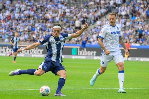 GER, Berlin, Fußball, Hertha BSC vs Karlsruher SC, KSC, DFB, 2 Bundesliga, Spielzeit 2025 2026, 10 08 25 v l Fabian Reese Hertha BSC , pulls away on goal, DFB DFL REGULATIONS PROHIBIT ANY USE OF PHOTOGRAPHS AS IMAGE SEQUENCES AND OR QUASI VIDEO, Copyright: HMBxMedia UwexKoch