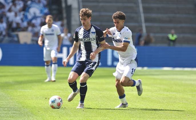 Leon Jensen on the ball, Louey Ben Farhat duel Match scene Action Sport Football Soccer DFL 2 Bundesliga Men 2 Matchday Season 2025 2026 10 08 2025 Hertha BSC Berlin vs Karlsruher SC KSC DFL regulations prohibit any use of photographs as image sequences and or quasi video