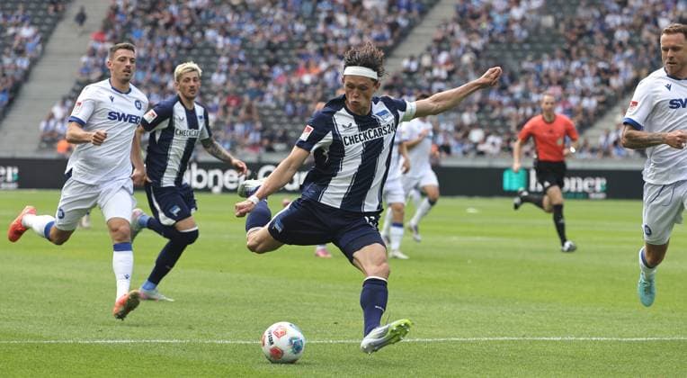 Fabian Reese on the ball Single image Crop action Sport Soccer Football DFL 2 Bundesliga Men 2 Matchday Season 2025 2026 10 08 2025 Hertha BSC Berlin vs Karlsruher SC KSC DFL regulations prohibit any use of photographs as image sequences and or quasi video
