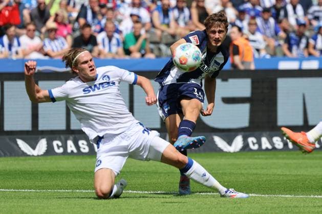 2 Soccer Bundesliga, Hertha BSC Karlsruher SC Maurice Krattenmacher Hertha BSC Berlin 4 in a duel with David Herold Karlsruher SC 20 , during the match in the 2 Soccer Bundesliga, Hertha BSC Karlsruher SC in Berlin, Olympiastadion, on 10 08 2025 DFB regulations prohibit any use of photographs as image sequences and or quasi video Copyright: xBEAUTIFULxSPORTS Frankex