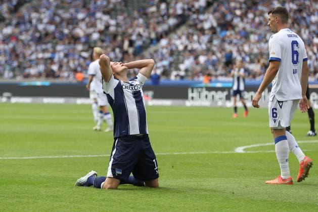 10 08 2025, xtgx, Fussball 2 Bundesliga, Hertha BSC Berlin Karlsruher SC emspor, v l Fabian Reese Hertha, 11 enttaeuscht, enttäuscht, schaut enttaeuscht, niedergeschlagen, disappointed DFL DFB REGULATIONS PROHIBIT ANY USE OF PHOTOGRAPHS as IMAGE SEQUENCES and or QUASI VIDEO Berlin