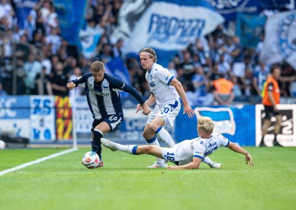 Soccer, Men, Season 2025 2026, 2 Bundesliga 2 Matchday , Hertha BSC Karlsruher SC, f l Michael Cuisance Hertha BSC , David Herold Karlsruher SC , Andreas Müller Karlsruher SC , 10 08 2025, Copyright: xSebastianxRäppold MatthiasxKochx