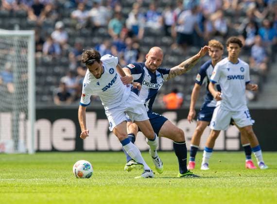 Soccer, Men, Season 2025 2026, 2 Bundesliga 2 Matchday , Hertha BSC Karlsruher SC, v l Roko Simic Karlsruher SC , Toni Leistner Hertha BSC , 10 08 2025, Copyright: xSebastianxRäppold MatthiasxKochx
