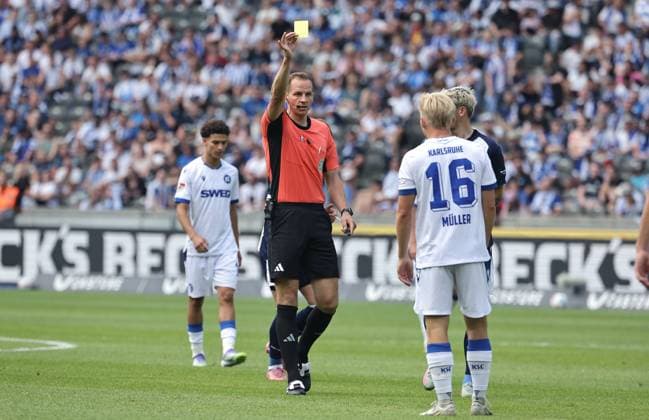 Referee Sören Storks yellow card for Andreas Müller Sport Soccer Football DFL 2 Bundesliga Men 2 Matchday Season 2025 2026 10 08 2025 Hertha BSC Berlin vs Karlsruher SC KSC DFL regulations prohibit any use of photographs as image sequences and or quasi video