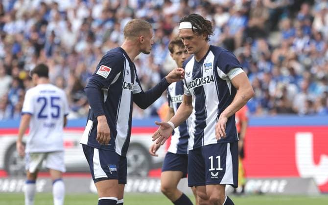 Michael Cuisance talks to Fabian Reese Action upper body Sport Soccer Football DFL 2 Bundesliga Men 2 Matchday Season 2025 2026 10 08 2025 Hertha BSC Berlin vs Karlsruher SC KSC DFL regulations prohibit any use of photographs as image sequences and or quasi video