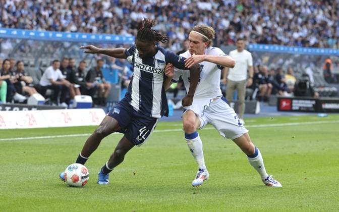 Deyovaisio Zeefuik, David Herold duel match scene Action Sport Soccer Football DFL 2 Bundesliga Men 2 Matchday Season 2025 2026 10 08 2025 Hertha BSC Berlin vs Karlsruher SC KSC DFL regulations prohibit any use of photographs as image sequences and or quasi video