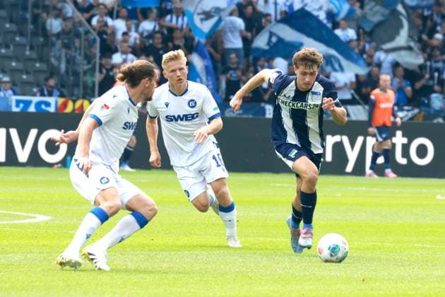 DEU, DFL, 2 FBL, Hertha BSC vs Karlsruher SC, 10 08 2025, Berliner Olympiastadion, Berlin, DEU, DFL, 2 FBL, Hertha BSC vs Karlsruher SC, im Bild Maurice Krattenmacher Hertha BSC Berlin 14 ,Sebastian Jung Karlsruher SC 2 , ANDREAS MUELLER Karlsruher SC 16 DFL regulations prohibit any use of Photographs as image sequences and or quasi video nordphotoxGmbHx xEngler nph00076