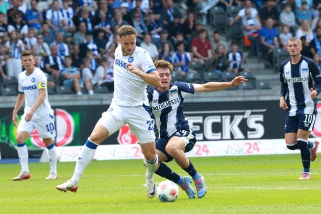 DEU, DFL, 2 FBL, Hertha BSC vs Karlsruher SC, 10 08 2025, Berliner Olympiastadion, Berlin, DEU, DFL, 2 FBL, Hertha BSC vs Karlsruher SC, im Bild Maurice Krattenmacher Hertha BSC Berlin 14 , Christoph Kobald Karlsruher SC 22 DFL regulations prohibit any use of Photographs as image sequences and or quasi video nordphotoxGmbHx xEngler nph00076
