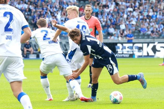DEU, DFL, 2 FBL, Hertha BSC vs Karlsruher SC, 10 08 2025, Berliner Olympiastadion, Berlin, DEU, DFL, 2 FBL, Hertha BSC vs Karlsruher SC, im Bild Maurice Krattenmacher Hertha BSC Berlin 14 , Sebastian Jung Karlsruher SC 2 , ANDREAS MUELLER Karlsruher SC 16 DFL regulations prohibit any use of Photographs as image sequences and or quasi video nordphotoxGmbHx xEngler nph00076