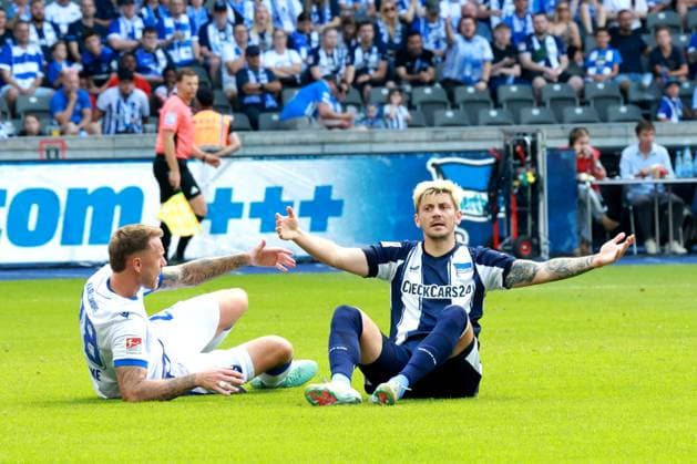 DEU, DFL, 2 FBL, Hertha BSC vs Karlsruher SC, 10 08 2025, Berliner Olympiastadion, Berlin, DEU, DFL, 2 FBL, Hertha BSC vs Karlsruher SC, im Bild Dawid Kownacki Hertha BSC Berlin 9 , Marcel Franke Karlsruher SC 28 DFL regulations prohibit any use of Photographs as image sequences and or quasi video nordphotoxGmbHx xEngler nph00076