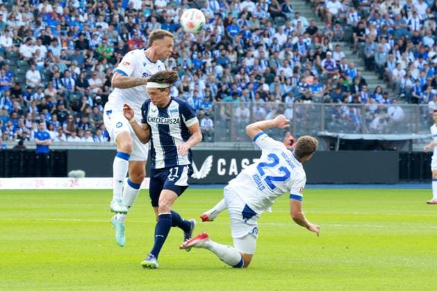 DEU, DFL, 2 FBL, Hertha BSC vs Karlsruher SC, 10 08 2025, Berliner Olympiastadion, Berlin, DEU, DFL, 2 FBL, Hertha BSC vs Karlsruher SC, im Bild Fabian Reese Hertha BSC Berlin 11 , Christoph Kobald Karlsruher SC 22 , Marcel Franke Karlsruher SC 28 DFL regulations prohibit any use of Photographs as image sequences and or quasi video nordphotoxGmbHx xEngler nph00076