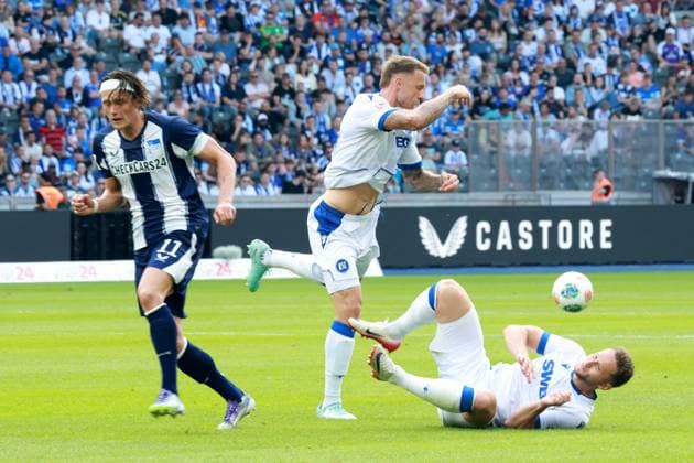 DEU, DFL, 2 FBL, Hertha BSC vs Karlsruher SC, 10 08 2025, Berliner Olympiastadion, Berlin, DEU, DFL, 2 FBL, Hertha BSC vs Karlsruher SC, im Bild Fabian Reese Hertha BSC Berlin 11 , Christoph Kobald Karlsruher SC 22 , Marcel Franke Karlsruher SC 28 DFL regulations prohibit any use of Photographs as image sequences and or quasi video nordphotoxGmbHx xEngler nph00076