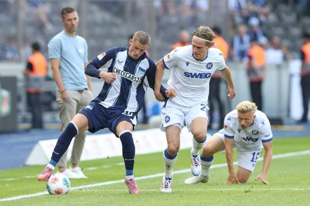 10 08 2025, xtgx, Fußball 2 Bundesliga, Hertha BSC Berlin Karlsruher SC emspor, v l Michael Cuisance Hertha , David Herold Karlsruhe, 20 Zweikampf, Duell, Kampf, tackle DFL DFB REGULATIONS PROHIBIT ANY USE OF PHOTOGRAPHS as IMAGE SEQUENCES and or QUASI VIDEO Berlin
