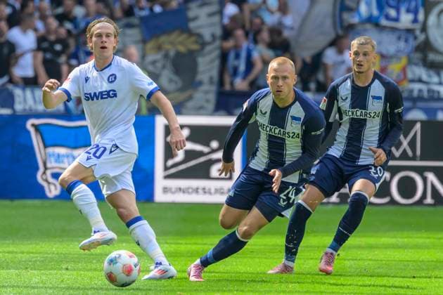 GER, Berlin, Fußball, Hertha BSC vs Karlsruher SC, KSC, DFB, 2 Bundesliga, Spielzeit 2025 2026, 10 08 25 v l David Herold KSC , Jon Dagur Thorsteinsson Hertha BSC , Marton Dardai Hertha BSC , Zweikampf, Action, Kampf, kaempft um den Ball, DFB DFL REGULATIONS PROHIBIT ANY USE OF PHOTOGRAPHS AS IMAGE SEQUENCES AND OR QUASI VIDEO, Copyright: HMBxMedia UwexKoch