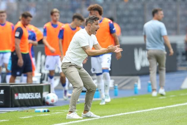 10 08 2025, xtgx, Fußball 2 Bundesliga, Hertha BSC Berlin Karlsruher SC emspor, v l Stefan Leitl Hertha, Trainer gibt Anweisungen, gestikuliert mit den Armen, gesticulate, gives instructions DFL DFB REGULATIONS PROHIBIT ANY USE OF PHOTOGRAPHS as IMAGE SEQUENCES and or QUASI VIDEO Berlin