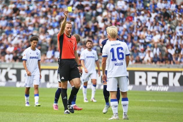 Berlin, Germany, 10 08 2025 Olympiastadion 2 Matchday, Season 2025 26, 2 Soccer Bundesliga Hertha BSC Karlsruher SC Referee Sören Storks shows Andreas Müller 16, Karlsruher SC the yellow card Copyright: xdtsxNachrichtenagenturx dts_77745