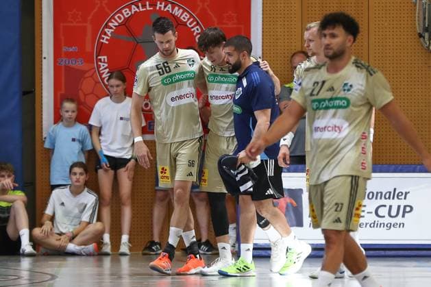 10 08 2025, xgox, Handball Heide Cup match for 3rd place TSV Hannover Burgdorf Kadetten Schaffhausen emspor, v l Maxim Orlov Hannover, 11 has to leave the field after a duel, duel, fight, tackle with support, injured, injury Schneverdingen