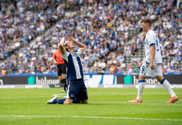 Soccer, Men, Season 2025 2026, 2 Bundesliga 2 Matchday , Hertha BSC Karlsruher SC, v l Fabian Reese Hertha BSC , Nicolai Rapp Karlsruher SC , 10 08 2025, Copyright: xSebastianxRäppold MatthiasxKochx