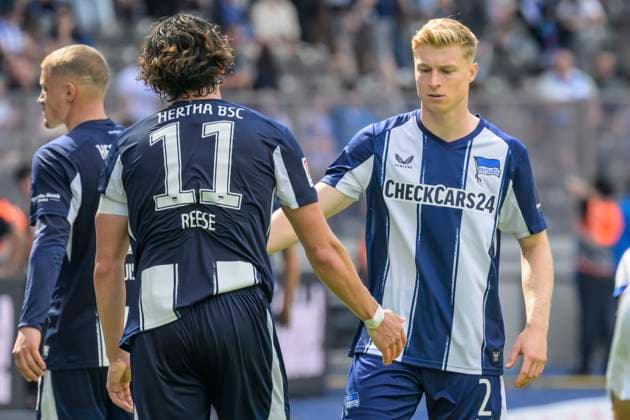 GER, Berlin, Soccer, Hertha BSC vs Karlsruher SC, KSC, DFB, 2 Bundesliga, Season 2025 2026, 10 08 25 v l Fabian Reese Hertha BSC , Julian Eitschberger Hertha BSC , sad, depressed, angry, final score 0 0 after 90 plus 5 minutes injury time, DFB DFL REGULATIONS PROHIBIT ANY USE OF PHOTOGRAPHS AS IMAGE SEQUENCES AND OR QUASI VIDEO, Copyright: HMBxMedia UwexKoch