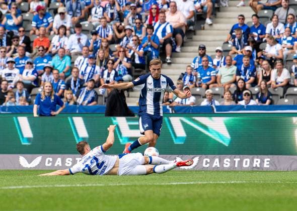 Soccer, Men, Season 2025 2026, 2 Bundesliga 2 Matchday , Hertha BSC Karlsruher SC, v l Christoph Kobald Karlsruher SC , Marten Winkler Hertha BSC , 10 08 2025, Copyright: xSebastianxRäppold MatthiasxKochx