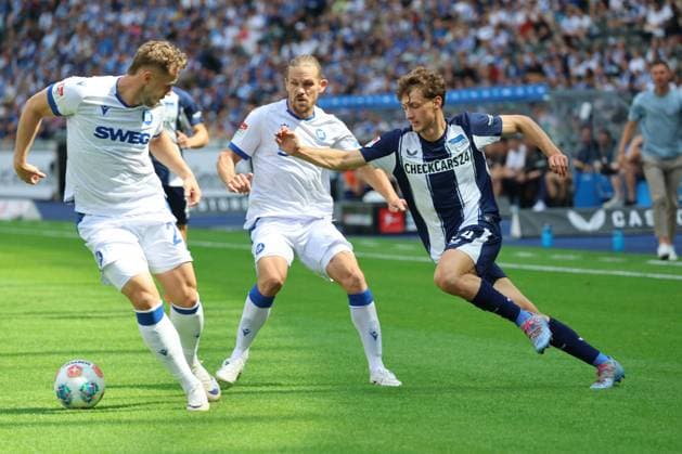 2 Soccer Bundesliga, Hertha BSC Karlsruher SC Maurice Krattenmacher Hertha BSC Berlin 4 in duel with Christoph Kobald Karlsruher SC 22 left , during the match in the 2 Soccer Bundesliga, Hertha BSC Karlsruher SC in Berlin, Olympiastadion, on 10 08 2025 DFB regulations prohibit any use of photographs as image sequences and or quasi video Copyright: xBEAUTIFULxSPORTS Frankex