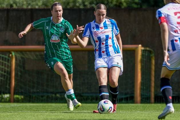 from left Larissa Mühlhaus SV Werder Bremen, 7 and Eef Smits SC Heerenveen, 4 , 10 08 2025, Bremen Germany , Soccer, Test match women, SV Werder Bremen SC Heerenveen xobx
