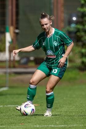 Michelle Weiß SV Werder Bremen, 15 on the ball, cropped, single image, full body, action, action, game scene, 10 08 2025, Bremen Germany , soccer, test match women, SV Werder Bremen SC Heerenveen xobx