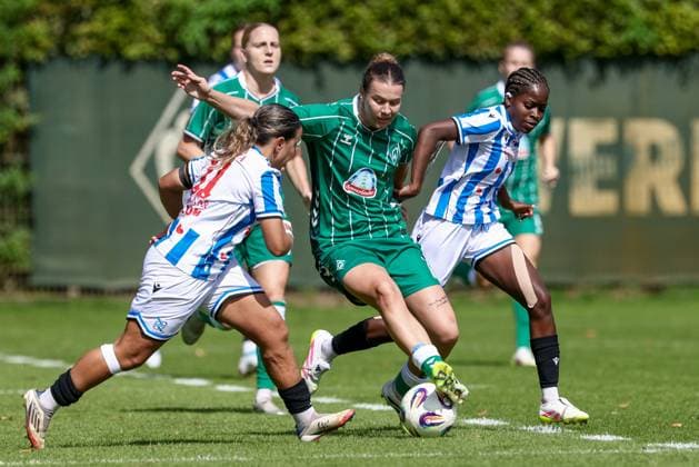 from left Romaissa Boukakar SC Heerenveen, 11 , Larissa Mühlhaus SV Werder Bremen, 7 and Ana Nassette SC Heerenveen, 5 in duel, duel, dynamics, action, action, match scene, 10 08 2025, Bremen Germany , Soccer, Test match women, SV Werder Bremen SC Heerenveen xobx