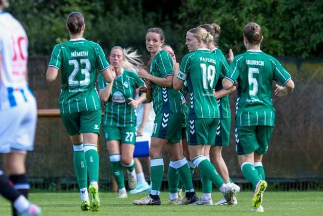 SV Werder Bremen players with goal celebration, cheering, jubilant, optimistic, match scene, highlight, joy about the goal to 1 0, 10 08 2025, Bremen Germany , football, test match women, SV Werder Bremen SC Heerenveen xobx