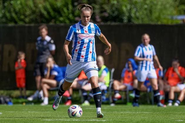 Sterre Kroezen SC Heerenveen, 10 on the ball, single image, full body, action, action scene, 10 08 2025, Bremen Germany , football, test match women, SV Werder Bremen SC Heerenveen xobx