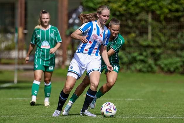 Tuana Mahmoud SV Werder Bremen, 10 in duel, duel, dynamics, action, action scene, 10 08 2025, Bremen Germany , Soccer, Test match women, SV Werder Bremen SC Heerenveen xobx