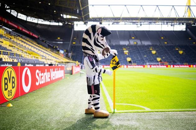 10 08 2025 Football, 2025 2026, Season opener, Test match, Borussia Dortmund Juventus Turin J Jay , Jay Jay mascot Juventus before the match at the corner flag at the north stand