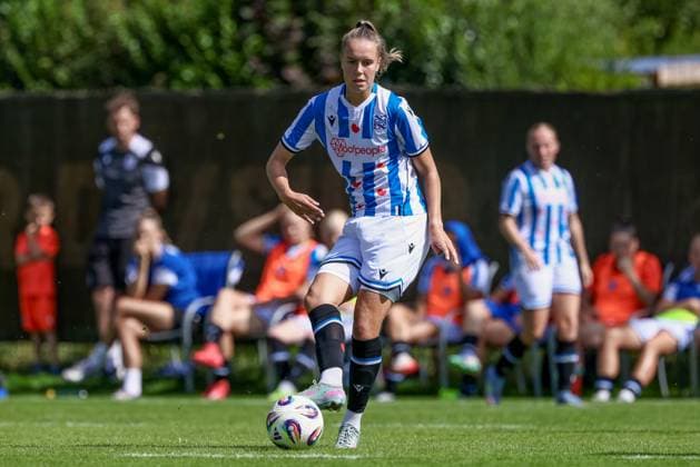 Sterre Kroezen SC Heerenveen, 10 on the ball, cropped, single image, full body, action, action scene, 10 08 2025, Bremen Germany , soccer, test match women, SV Werder Bremen SC Heerenveen xobx