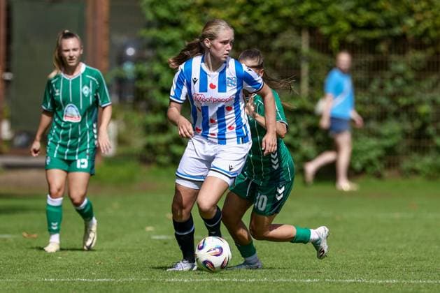 Tuana Mahmoud SV Werder Bremen, 10 in duel, duel, dynamics, action, action scene, 10 08 2025, Bremen Germany , Soccer, Test match women, SV Werder Bremen SC Heerenveen xobx