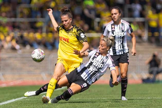 Test match women Borussia Dortmund Juventus Turin 10 08 2025 Jasmin Jabbes Borussia Dortmund, 5 , Martina Rosucci Juventus Turin, 8 in the test match between Borussia Dortmund and Juventus Turin, on 10 08 2025, Stadion Rote Erde, Dortmund Copyright: xBEAUTIFULxSPORTS Meuselx