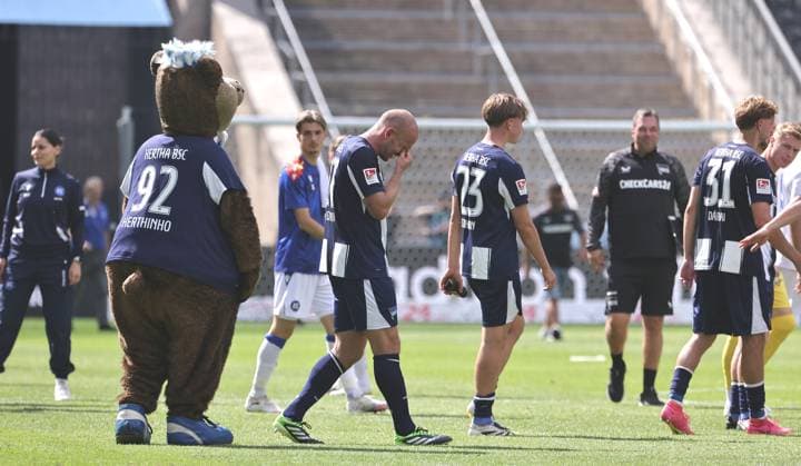 Mascot Herthinho, Toni Leistner, Kennet Eichhorn disappointed after the end of the match Disappointment Sport Soccer Football DFL 2 Bundesliga Men 2 Matchday Season 2025 2026 10 08 2025 Hertha BSC Berlin vs Karlsruher SC KSC DFL regulations prohibit any use of photographs as image sequences and or quasi video